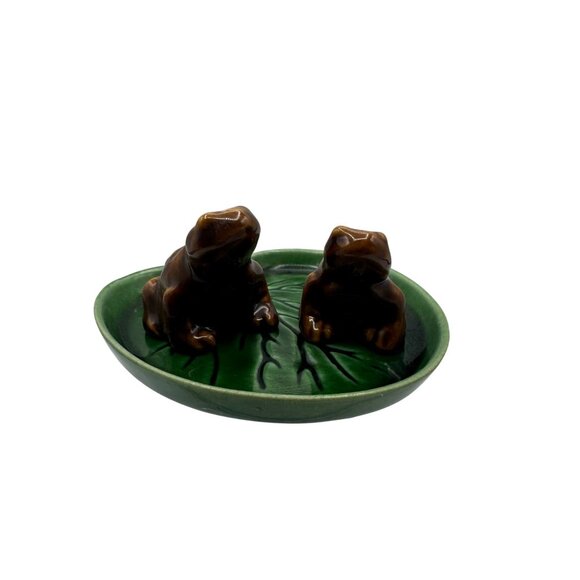 Vintage Ceramic Frog Salt & Pepper Shakers On Lily Pad Plate Green & Brown - Picture 1 of 3